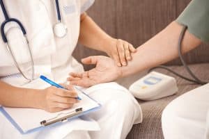 ambulatori_infermieristici Un sanitario che controlla la pressione ad un paziente