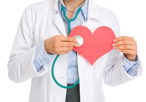 cardiologia Dottore con un cuore di carta in mano