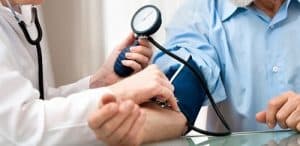 ambulatorio paziente che effettua esame della pressione