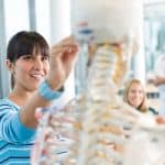 formazione universitaria studentessa impegnata nello studio della colonna
