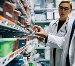 FARMACI distribuzione Farmacista impegnata alla ricerca dei farmaci