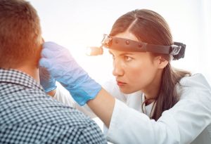 orecchio medico che visita un paziente